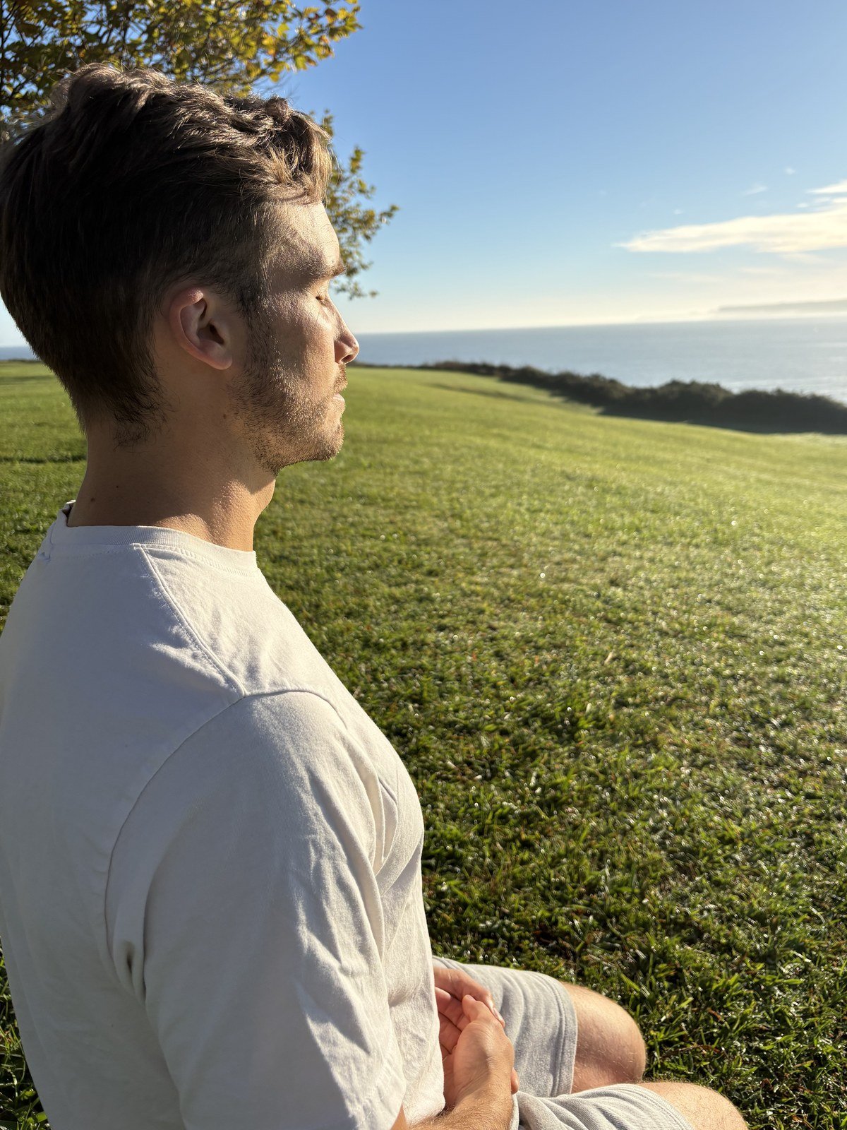 Jesús López meditando al aire libre