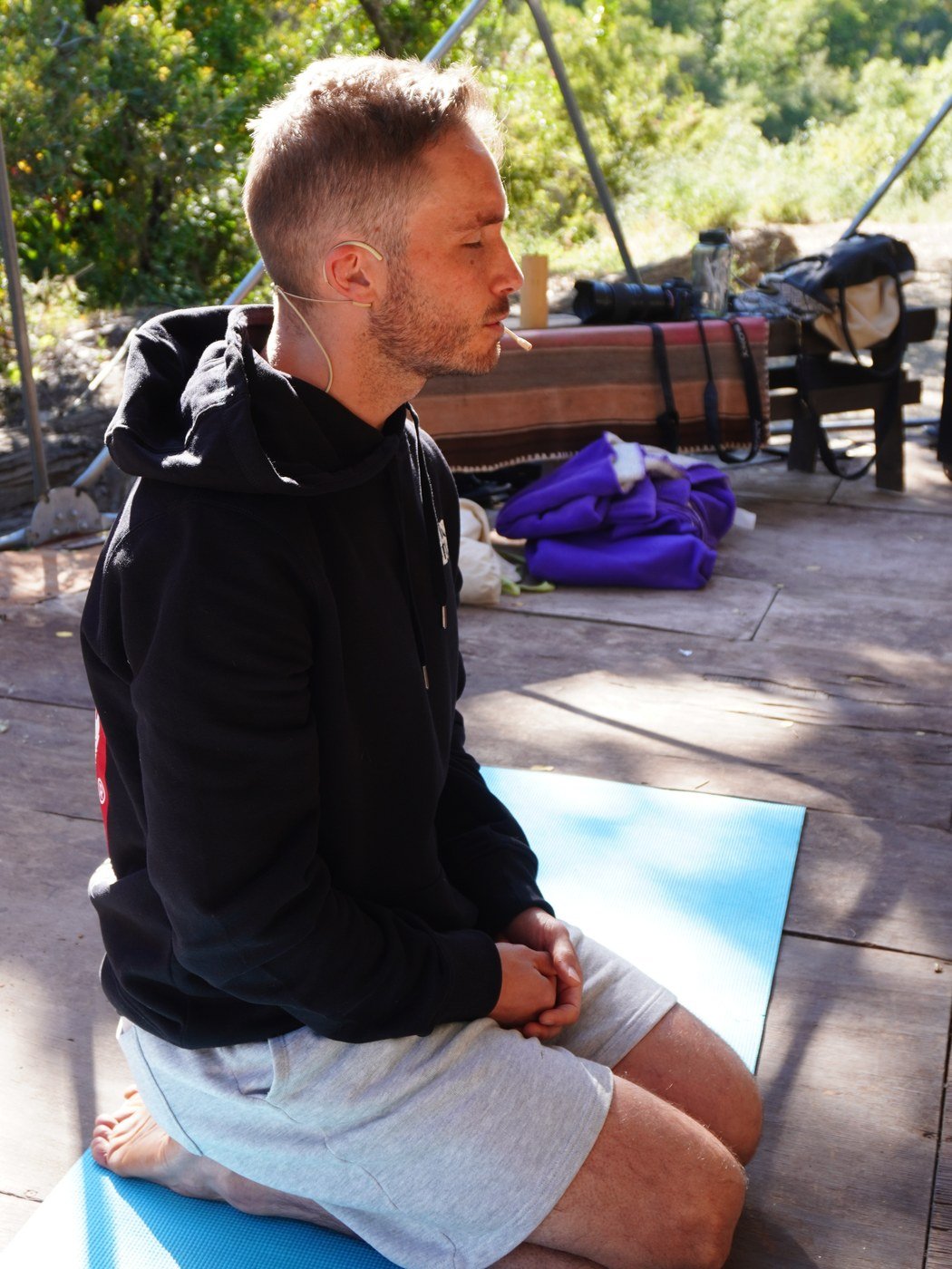 Jesús López meditando durante un retiro